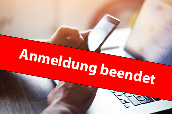 Ansicht von zwei Händen einer Person auf einem Tisch. Die eine Hand hält ein Handy, die andere bewegt den Cursor auf einem Laptop. Zudem der Schriftzug auf rotem Banner 'Anmeldung beendet'