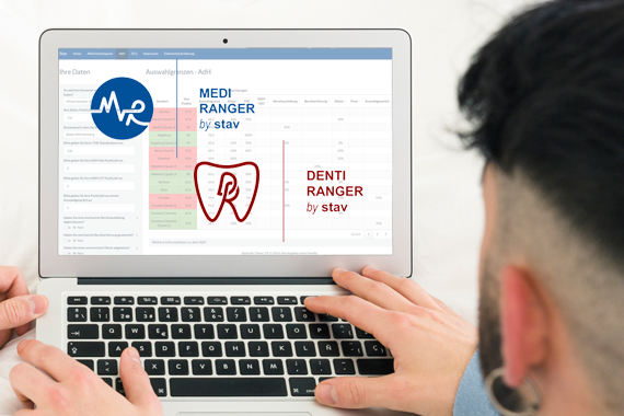 Ein aufgeklappter Laptop, wo eine männliche Person davor sitzt und die Webseite des stav-Rangers geöffnet hat