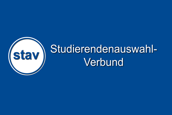 Weißer Kreis mit blaumen Rand und blauer Schrift 'stav' Daneben steht 'Studienrenden-Auswahlverbund'.
